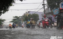 Mưa như thác đổ, đường Sài Gòn biến thành sông, xe cộ chết máy la liệt