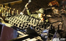 Công nhân trắng đêm xây cầu vượt, 'giải cứu' kẹt xe ở cửa ngõ sân bay Tân Sơn Nhất