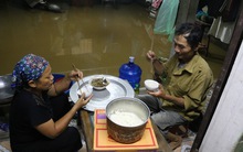 Chùm ảnh: Cuộc sống "trên giường, dưới nước" của dân vùng lũ ở Hà Nội