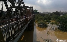 Nước sông Hồng dâng cao, tàu thuyền không thể đi qua gầm cầu Long Biên