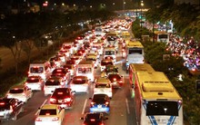 Hàng ngàn phương tiện xếp hàng trên đại lộ đẹp nhất TPHCM trong đêm cuối tuần