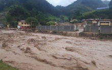 [Video]: Nước lũ đỏ ngầu ùn ùn đổ về Nghĩa Lộ, Yên Bái sơ tán dân khẩn cấp