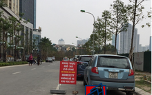 Cổng chính vào khu chung cư bỗng bị chủ đầu tư rào lại, hàng nghìn cư dân Home City Trung Kính sống trong bất an