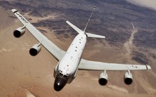 Chiến đấu cơ Trung Quốc áp sát máy bay ngửi hạt nhân của Mỹ trên biển Hoàng Hải