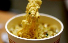 Mì ngoại "lấn lướt": Sức ép lớn với doanh nghiệp nội