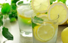Điều gì sẽ xảy ra khi uống nước chanh ấm vào 7h sáng, 11h30 sáng, 5h30 chiều và 8h tối?