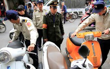 Phó Trưởng Công an quận Hoàn Kiếm trực tiếp chỉ đạo "lấy lại vỉa hè"