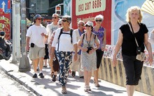 Bán bánh rán 700 ngàn đồng cho khách Tây: Đâu là văn minh du lịch?