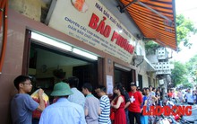 Bánh trung thu truyền thống có gì mà người dân thủ đô xếp hàng dài đợi mua?