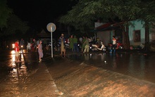 Lo sợ vỡ đê sông Bưởi, người dân trắng đêm chạy lũ