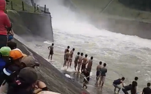 Liều mình bắt cá ngay dưới cửa xả lũ