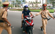 Không cấm dùng điện thoại quay cảnh sát giao thông xử phạt