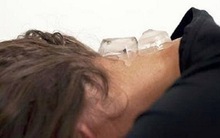 Bác sĩ Đông y tiết lộ: Để viên đá lạnh sau gáy, tác dụng sẽ khiến bạn bất ngờ