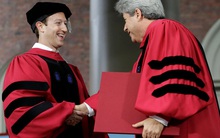Cuối cùng thì ông chủ Facebook cũng nhận bằng tốt nghiệp Harvard sau 12 năm... bỏ học