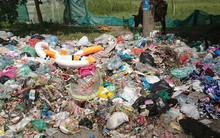 Hà Nội: Chung cư ngập rác, giòi bọ lúc nhúc