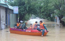 Lũ kéo về bao vây, TP Quy Nhơn chìm trong biển nước