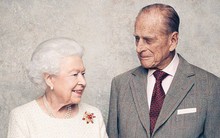 Dù 70 năm trôi qua, Nữ hoàng Elizabeth và Hoàng thân Philip vẫn hạnh phúc trong bộ ảnh kỷ niệm ngày cưới