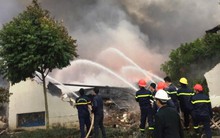 Cháy lớn tại công ty bánh kẹo, 3 người mắc kẹt