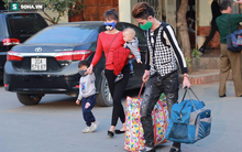 Mùng 4 Tết, người dân lỉnh kỉnh đồ đạc về Thủ đô