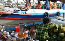 VIDEO: Chợ nổi hơn 100 tuổi ở miền Tây những ngày cuối năm