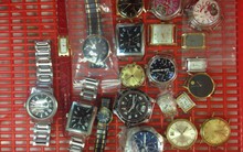 Giấu hàng chục đồng hồ Thụy Sỹ trong bắp chân để qua sân bay