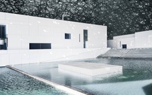 Cùng chiêm ngưỡng lối kiến trúc vô cùng ấn tượng của chi nhánh bảo tàng Louvre tại Trung Đông