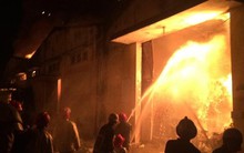 Cháy nổ lớn tại nhà kho sát trung tâm Sài Gòn