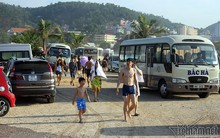 Hạ Long: Lao ra biển từ sáng sớm tránh nóng 40 độ