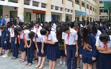 Hình ảnh xúc động: Hàng nghìn HS trường Trần Phú TP.HCM cúi đầu vĩnh biệt thầy hiệu trưởng đột ngột qua đời