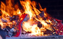 Tháng “cô hồn”, soi hoạt động của các doanh nghiệp phục vụ “cõi âm” trên sàn chứng khoán