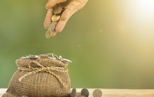 VnIndex mất 25 điểm phiên cuối tháng 2, tiền vào mạnh