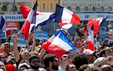 Đồng euro cao nhất 5 tháng, giá vàng giảm mạnh nhất 7 tuần sau bầu cử Pháp