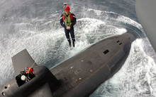 Tổng thống Pháp đu dây từ trực thăng thăm tàu ngầm hạt nhân giữa Đại Tây Dương