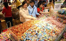Thị trường Tết: Nơi sôi động, nơi trầm lắng