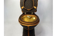 Sửng sốt trước chiếc bồn cầu mạ vàng, bọc vải hàng hiệu Louis Vuitton với giá gần 2,3 tỷ
