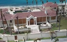 Biệt thự Tổng thống Trump xác xơ sau bão