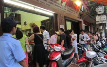 Clip: Dân Hà Nội xếp hàng cả tiếng đồng hồ để mua bánh trung thu truyền thống