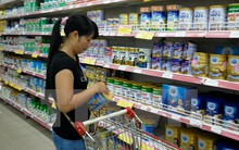 Giá sữa giảm nhưng người tiêu dùng vẫn phải mua đắt