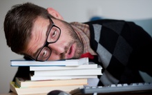 Đây chính là lí do khiến bạn luôn cảm thấy "không còn sức lực để làm gì"