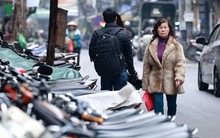 Xe máy tràn ngập vỉa hè Hà Nội, người dân đi xuống lòng đường