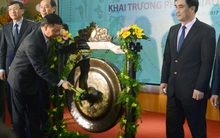 Bộ trưởng Bộ tài chính đánh cồng khai trương phiên giao dịch đầu tiên năm 2017