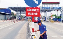 Trạm BOT yên bình ngày đầu cắm biển “Cấm dừng xe quá 5 phút”
