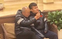 Quang Hải lần đầu chia sẻ về bức ảnh được thầy Park Hang-seo ôm cổ đầy yêu thương