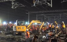 Cận cảnh cách người Trung Quốc dỡ đường ray cũ, thay đường ray mới "thần tốc" trong 1 đêm
