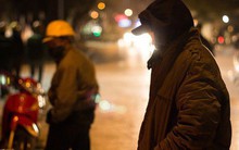 Người Hà Nội đốt lửa sưởi ấm trong đêm đông giá lạnh