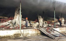 Cháy kho thanh long dữ dội, một chiến sĩ PCCC bị thương