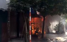 Hà Nội: Lửa ngùn ngụt bao trùm căn nhà, một phụ nữ được đưa đi cấp cứu