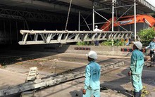 Giây phút xe tải kéo sập giàn giáo khiến hầm Thủ Thiêm tê liệt