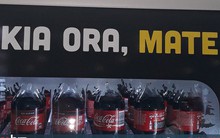 Quá ẩu khi sử dụng ngôn ngữ bản địa, Coca-Cola chào người Maori ở New Zealand không thể kinh khủng hơn: "Xin chào, cái chết"