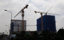 Cận cảnh những cần cẩu công trình dài hàng chục mét treo lơ lửng trên đầu người đi đường ở Sài Gòn